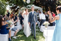 Glückliches Brautpaar nach der freien Trauung, natürliche Hochzeitsfotos aufgenommen am Irghof Obernberg von Veronika Anna Fotografie Hochzeitsfotograf Passau