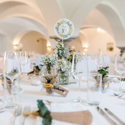 Tisch 10 mit nachhaltiger Hochzeitsdekoration fotografiert von Veronika Anna Fotografie Hochzeitsfotograf Passau