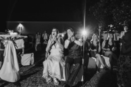 Natürliche Hochzeitsfotos und echte Emotionen bei einer Hochzeit am Irghof Oberndorf aufgenommen von Hochzeitsfotografin Passau Veronika Anna Fotografie.