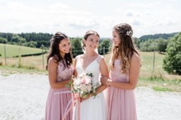 Die Braut mit Freundinnen fotografiert von Hochzeitsfotografin Veronika Anna Fotografie im bayerischen Wald