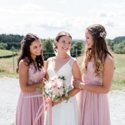 Die Braut mit Freundinnen fotografiert von Hochzeitsfotografin Veronika Anna Fotografie im bayerischen Wald