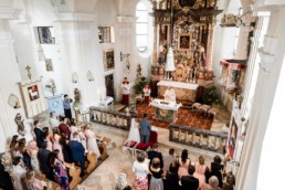 Kirche zum Zeitpunkt der Trauung in Deggendorf, Heiraten im bayerischen Wald mit Hochzeitsfotografin Veronika Anna Fotografie