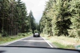 Brautauto fotografiert auf der Fahrt durch den bayerischen Wald.