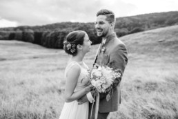 Romantische Hochzeitsfotos natürlich fotografiert von Veronika Anna Fotografie bayerischer Wald