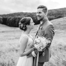 Romantische Hochzeitsfotos natürlich fotografiert von Veronika Anna Fotografie bayerischer Wald