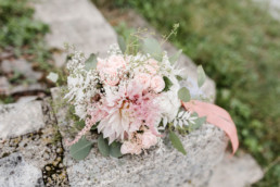 Brautsstrauß in rosa und grün fotografiert von Veronika Anna Fotografie Hochzeitsfotograf Deggendorf