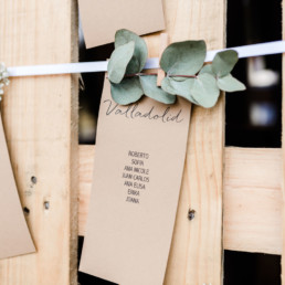 Sitzplan auf Kraftpapier bei nachhaltiger Scheunenhochzeit am Wild-Berghof Buchet