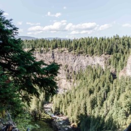 Canyon mit Fluss, fotografiert auf Reisen durch Kanada 2019 von Veronika Anna Fotografie
