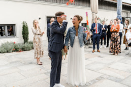 Brautpaar in der Location bei Ihrer Hochzeit