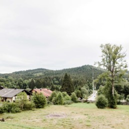 Natürliche Hochzeitslocation im bayerischen Wald umgeben von wunderschöner Natur fotografiert von Veronika Anna