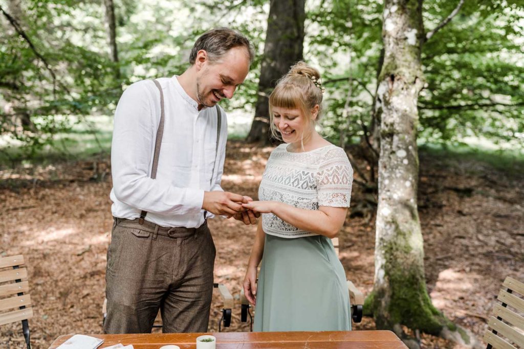 Ein Brautpaar im Wald an Ihrem Hochzeitstag im Standesamt Wildnis.