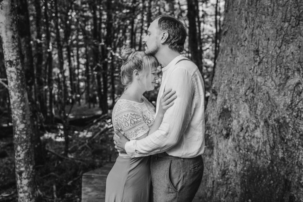 Brautpaar im bayerischen Wald im Standesamt Wildnis.