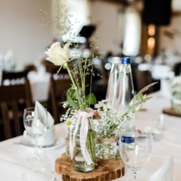 Natürliche Hochzeitsdekoration bei der Location Wirth in Denkzell für die Hochzeit und das Brautpaar