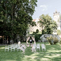 Romantische Hochzeitslocation mit Blick auf das Schloss Egg bei der freien Trauung von der Fotografin Veronika Anna fotografiert