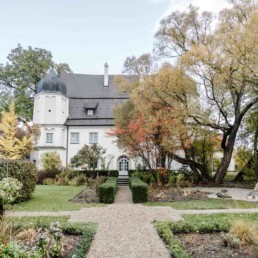 Das Schloss Maierhofen ist eine romantische Location für eine unvergessliche Hochzeit in der Natur von Veronika Anna Fotografie