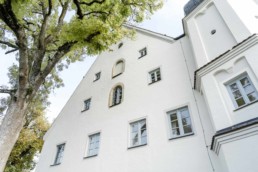 Das Schloss Maierhofen ist eine schöne und natürliche Hochzeitslocation für das Brautpaar im bayerischen Wald in der Nähe von Regensburg