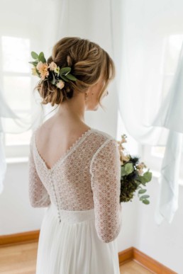 Brautkleid und Brautfriseur von der Braut an Hochzeitsmorgen an der Hochzeitslocation im bayerischen Wald