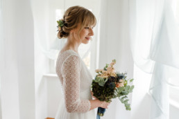 Natürliche Brautfotos bei einer Herbst Corona Hochzeit im bayerischen Regensburg aufgenommen von Veronika Anna