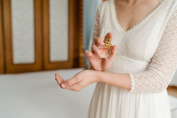 Natürliche Hochzeitsbilde vom Getting ready der Braut am Morgen der Hochzeit aufgenommen von der Fotografin Veronika Anna