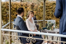 Freie Trauung eines Brautpaars in der Hochzeitslocation Schloss Maierhofen in Niederbayern aufgenommen von Veronika Anna