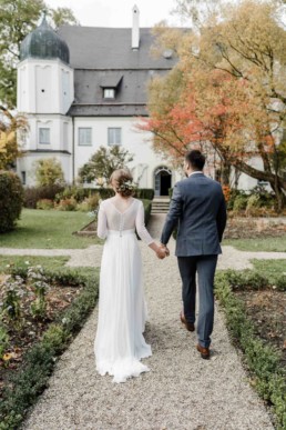 Hochzeitspaar bei der Hochzeitlsocation in bayerischen Wald im Schloss Maierhofen von Veronika Anna