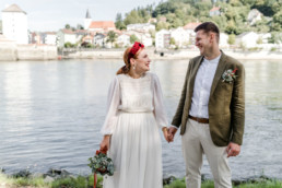 Natürliche Brautpaar Fotos von der standesamtlichen Trauung im bayerischen Wald