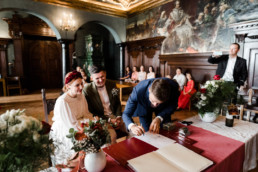 Trauzeuge bei der Hochzeit von Braut und Bräutigam im Standesamt Passau