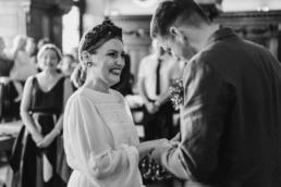 Ringtausch bei der standesamtlichen Trauung in Passau von der Hochzeitsfotografin Veronika Anna