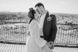 Schwarz-weiß Bild bei der Hochzeit im Oberhaus Passau von der Hochzeitsfotografin Veronika Anna in Bayern