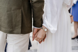 Das Brautpaar Hand in Hand am Tag der Hochzeit in Passau von Veronika Anna fotografiert