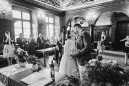 Schwarz-weiß Bild von der standesamtlichen Trauung in Passau von der Hochzeitsfotografin Veronika Anna