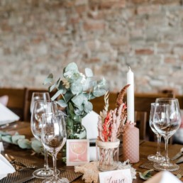 Schöne Hochzeitsdekoration in der Location für eine Hochzeit im bayerischen Wald von Fotografin Veronika Anna Fotografie