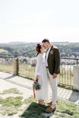 Das Brautpaar in der Natur bei ihrer Hochzeit im bayerischen Wald an der Hochzeitslocation Fotografin Veronika Anna