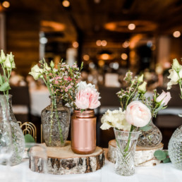 Dekoverleih mit Herz Deko fotografiert von Veronika Anna Fotografie bei der Hochzeitslocation einer Hochzeit