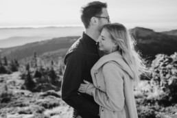 Romantisches Shooting vom Paar im bayerischen Wald auf dem Großen Arber aufgenommen von Veronika Anna Fotografie