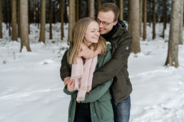 Romantisches Winter Shooting im Wald umgeben von der Natur von der Hochzeitsfotografin Veronika Anna fotografiert