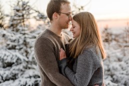 Romantisches WInter Paarshooting im bayerischen Wald aufgenommen von der Hochzeitsfotografin Veronika Anna