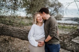 Natürliche Paarbilder in Straubing Bogen bei einem Babybauchshooting von Veronika Anna Fotografie
