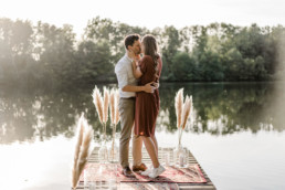 Natürliches Paar Shooting am Wasser beim Heiratsantrag von Veronika Anna Fotografie