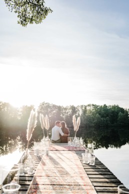 Natürliche Paarbilder am Wasser in Straubing bei der Verlobung von der Fotografin Veronika Anna