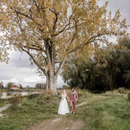 Fotos vom Brautpaar in der Natur bei ihrer Herbsthochzeit in Deggendorf von Veronika Anna Fotografie