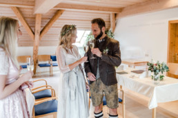 Brautpaar am Hochzeitstag im bayerischen Wald von Veronika Anna Fotografie
