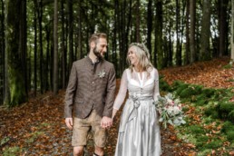 Paarbilder im Wald nach einer bayerischen Hochzeit in Bayern