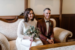 Das Brautpaar ganz natürlich fotografiert bei der Hochzeit