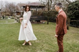 Natürliche Hochzeitsfotos im Garten der Braut vor der Trauung in Bayern von Veronika Anna