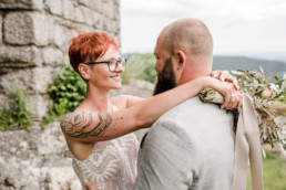 Hochzeitsfotografin Veronika Anna bei einer freien Trauung im bayerischen Wald