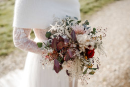 Natürliche Hochzeitsfloistik bei einer Hochzeit im November Veronika Anna Fotografie