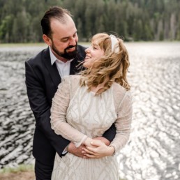 Natürliche Brautpaar Bilder im bayerischen Wald von Veronika Anna Fotografie