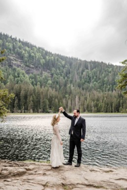 Natürliche Hochzeitsfotografie von Herzen im Bayerischen Wald von Veronika Anna Fotografie