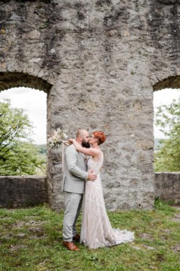 Natürliche Brautpaarfotos auf der Burg Brennberg von Veronika Anna Fotografie